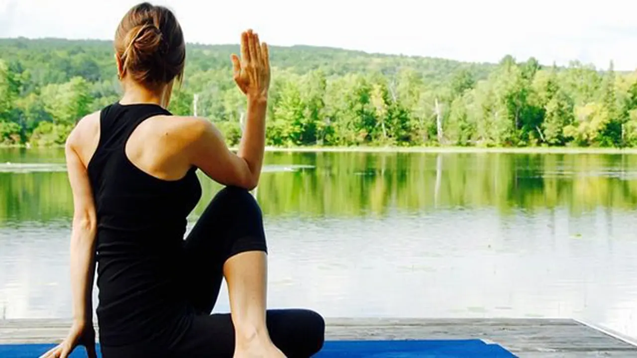 Pose yoga selama puasa/copyright Pixabay.com/evitaochel
