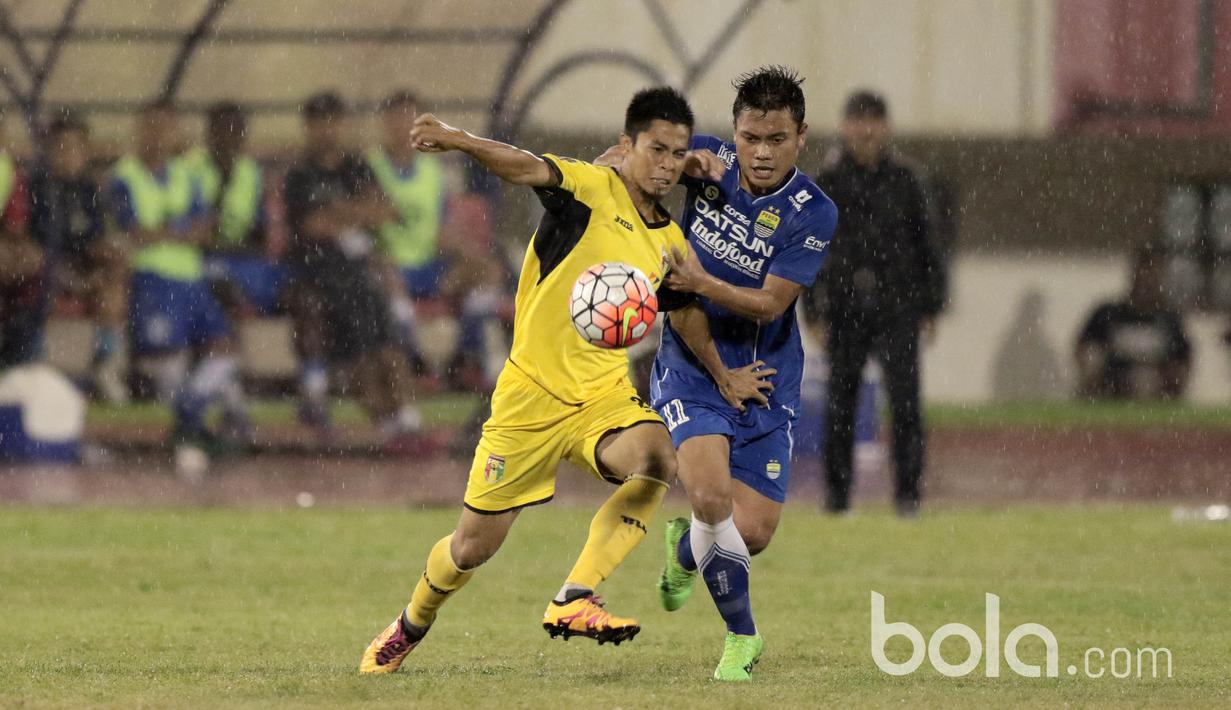 Pemain Persib Bandung, Dedi Kusnandar (kanan) berduel dengan pemain Mitra Kukar, Muhammad Bahtiar pada babak delapan besar Piala Presiden 2017 di Stadion Manahan, Solo. Jumat (25/2/2017). (Bola.com/Nicklas Hanoatubun)