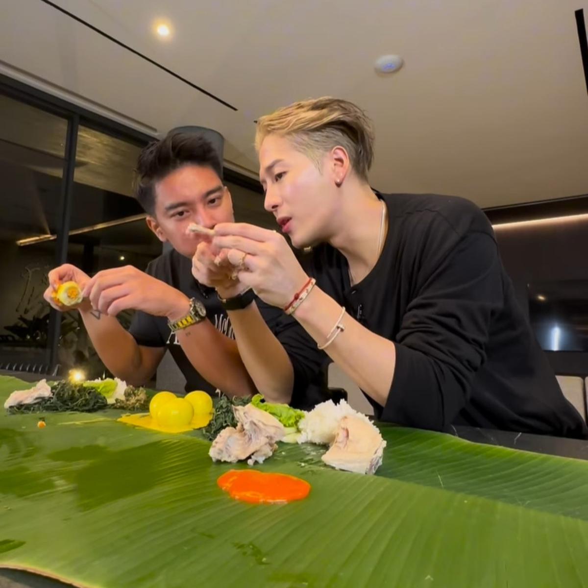 Potret Jackson Wang Makan Nasi Padang Beralas Daun Pisang Bareng Boy William, Lahap Banget Nikmati Ayam Pop
