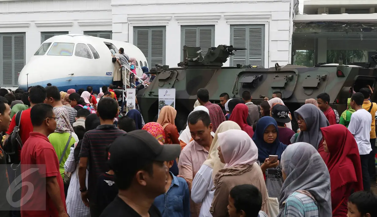 Pesawat N250 dan Panser Anoa menjadi tujuan pengunjung pada Habibie Festival di Museum Nasional, Jakarta, Minggu (14/8). (Liputan6.com/Immanuel Antonius)
