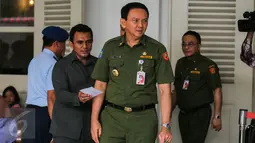 Gubernur DKI Basuki Tjahaja Purnama bersiap melakukan pelepasan Bus Juru Pemantau Jentik (Jumantik) di Balaikota Jakarta, Senin (15/6). Bus warna merah ini siap keliling mensosialisasikan penyakit demam berdarah dengue (DBD). (Liputan6.com/Faizal Fanani)