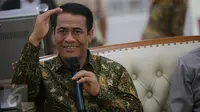 Menteri Pertanian (Mentan) Amran Sulaiman memberi keterangan usai menyambut kedatangan 500 ekor sapi asal NTT yang baru saja tiba di Pelabuhan Tanjung Priok, Jakarta, Selasa (9/2). (Liputan6.com/Faizal Fanani)