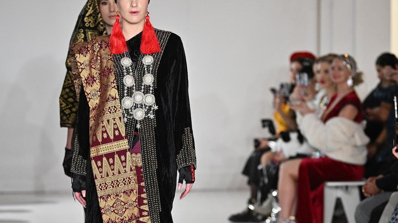 Indonesia Now, komunitas show satu-satunya di Asia Tenggara, mendapat peluang menampilkan peragaan busana di New York Fashion Week (NYFW) Fall/Winter 2024, pada Sabtu (10/2/2024). Dalam kesempatan itu, mereka menggandeng sejumlah desainer lokal untuk men