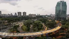 Suasana pembangunan proyek jalan layang Simpang Susun Semanggi, Jakarta, Sabtu (21/1). Pembangunan tersebut merupakan salah satu upaya untuk mengurai kemacetan di kawasan ini, proyek dijadwalkan selesai pada Agustus 2017. (Liputan6.com/Faizal Fanani)
