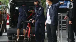 Petugas menurunkan sepeda jenis Road Bike di lobby Gedung KPK, Jakarta, Jumat (19/3/2021). KPK menerima 13 unit sepeda dari pihak yang mewakili tersangka suap perizinan pengelolaan komoditas perairan tahun 2020, Syafri, Staf Khusus mantan Menteri KKP, Edhy Prabowo. (Liputan6.com/Helmi Fithriansyah)