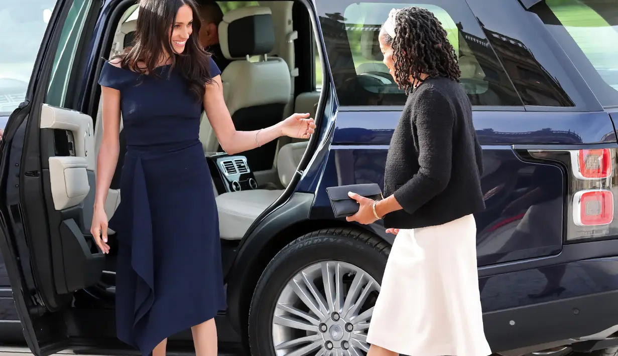 Doria sendiri melakukan kelas mengurus bayi di rumahnya selama setengah jam. (STEVE PARSONS  POOL  AFP)