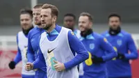 Pemain Timnas Inggris, Harry kane dan rekannya menjalani latihan persiapan menjelang laga Kualifikasi Euro 2024 melawan Italia yang berlangsung di St George's Park, Burton-on-Trent, Inggris, 21 Maret 2023. The Three Lions dijadwalkan akan bertandang ke Italia  pada Sabtu (25/03/2023) dini hari WIB di Stadion Diego Armando Maradona, Napoli. (AP Photo/PA/Nick Potts)