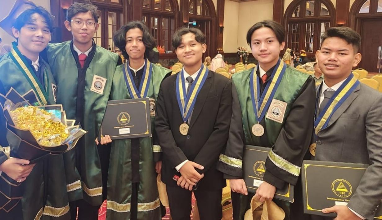 Pelantun lagu Mimpi Manis itu mengungkapkan alasannya menyekolahkan anak di sekolah internasional. Depe berharap agar anaknya dapat mempunyai akhlak serta adab dalam hidup. Juga memiliki pengetahuan agama yang luar biasa dan mengutamakan akhirat. (Liputan6.com/IG/@felicegabriel9_real)