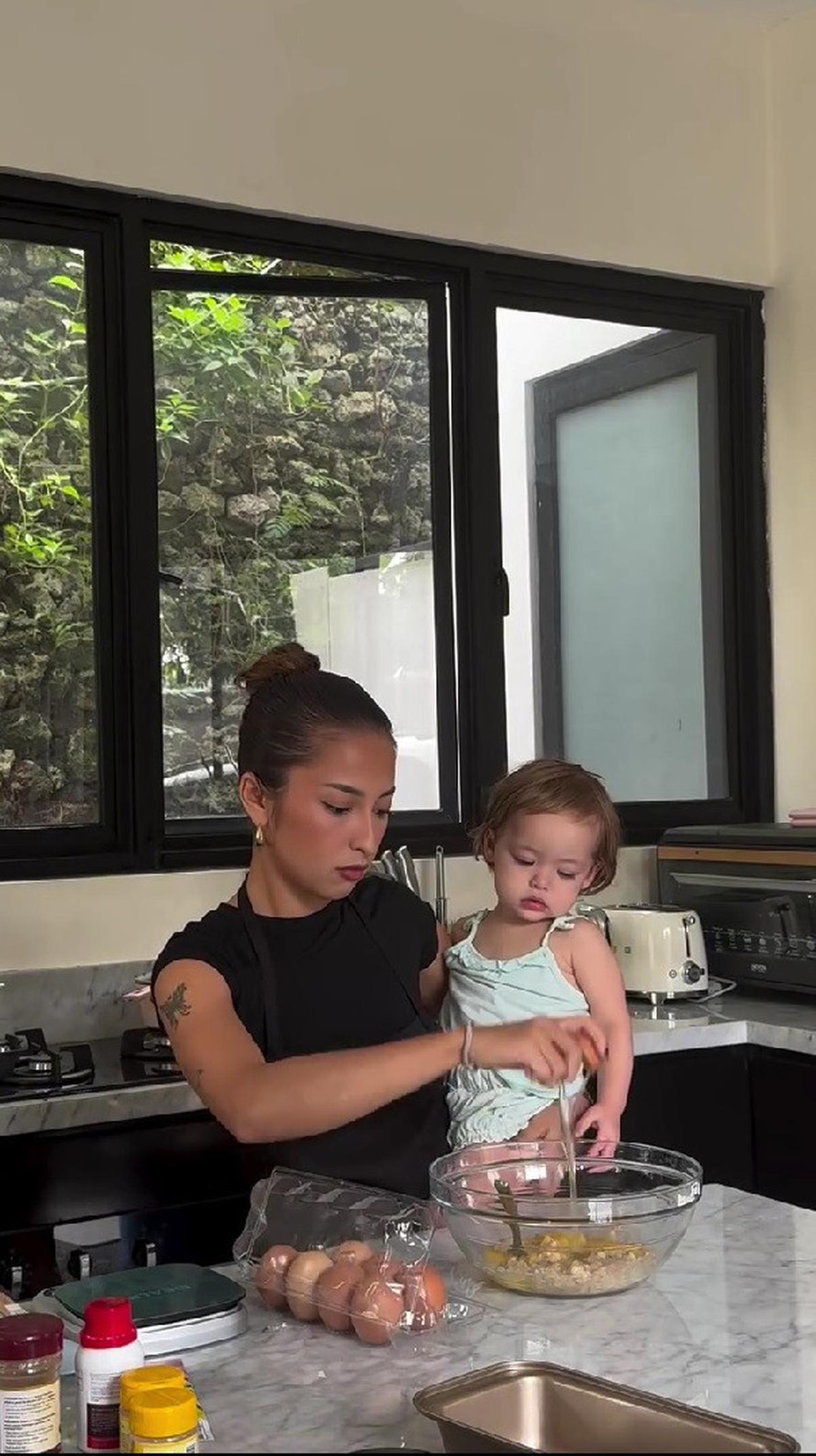 Momen Seru Jennifer Coppen Bikin Kue Bareng Kamari, Jadi Love Language Favorit