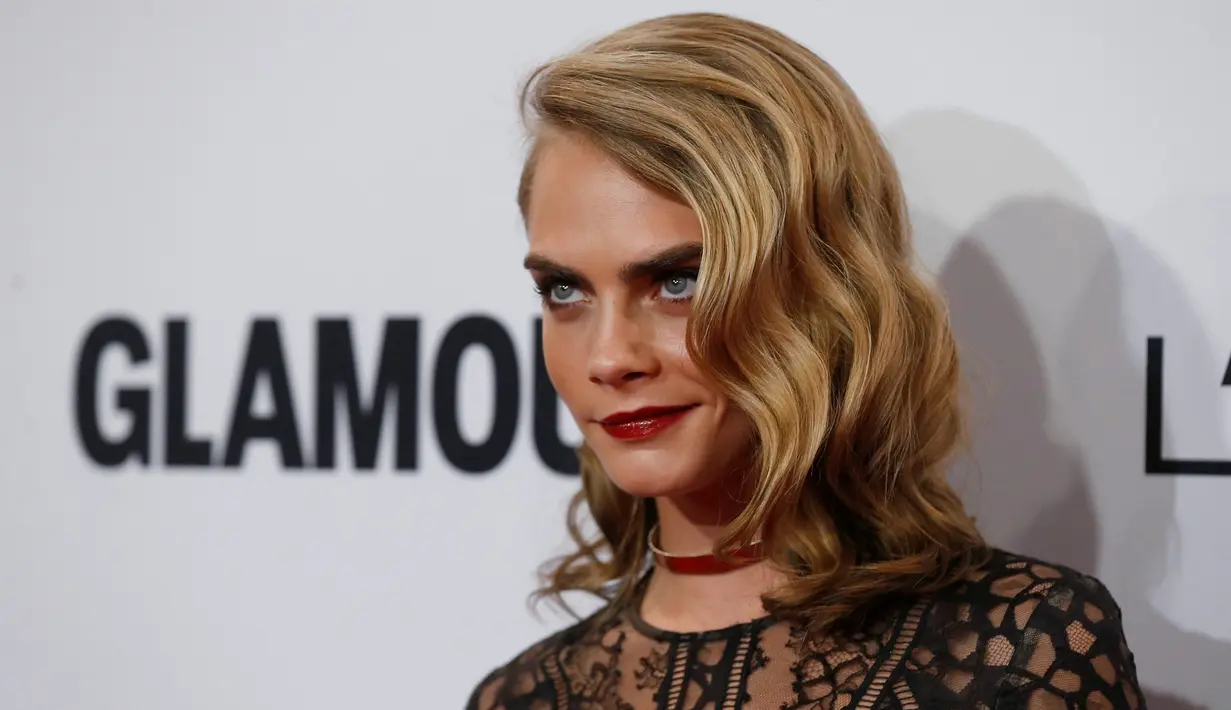 Cara Delevingne berpose saat menghadiri Glamour Women Of The Year 2016 di NeueHouse Hollywood, Los Angeles, California, AS (14/11). Dengan lipstik berwaran merah dan kalung di lehernya Cara tampil cantik. (REUTERS/Mario Anzuoni)