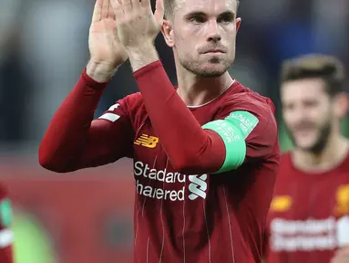 Jordan Henderson tercatat telah menjadi kapten Liverpool selama enam tahun dan masih dipercaya hingga saat ini. Sempat menuai kritikan di awal jabatannya, Henderson mampu membuktikannya dengan meriah banyak gelar untuk The Reds, termasuk Liga Inggris dan Liga Champions. (AFP/Karim Jaafar)