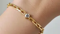 Model Gelang Emas Rantai dengan Batu Permata Simpel Elegan