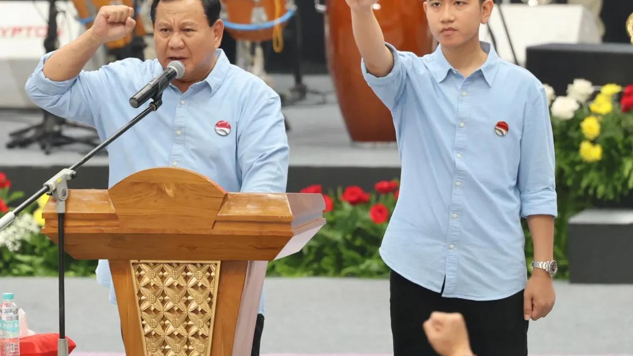 Gibran menolak berkomentar ditanya Presiden Jokowi dan keluarga meninggalkan PDIP dengan menjadi Cawapres Prabowo.&nbsp;