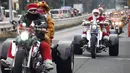 Sejumlah pengendara motor gede mengenakan kostum Santa Claus dan rusa di kota Tokyo, Jepang, (23/12). Acar ini juga sebagai kampanye melawan pelecehan anak menjelang Natal.. (AFP PHOTO/Toru Yamanaka)