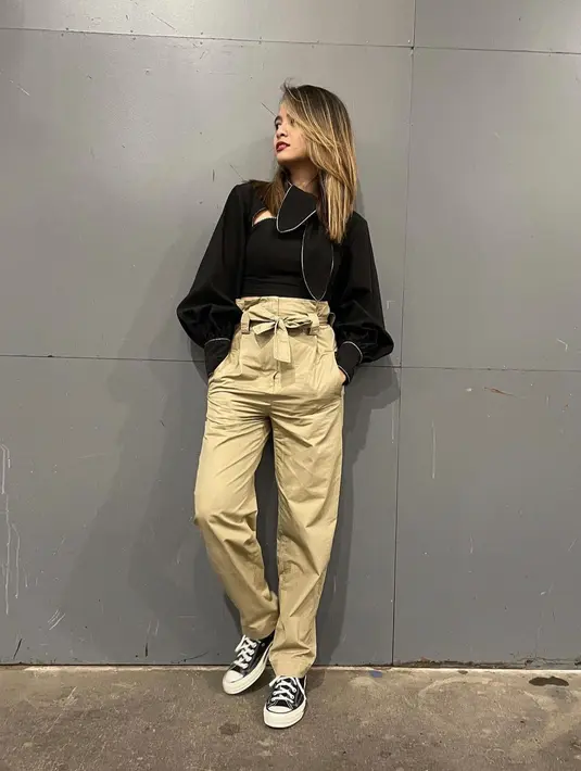 <p>Black top dengan detail pita pada bagian dada dan celana highwaits berwarna krem berpita.&nbsp;(instagram/septriasaacha)</p>