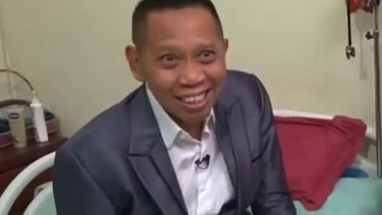 Tampil Mengenakan Jas Berwarna Abu-abu <br>