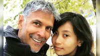 Aktor India berusia 52 tahun Milind Soman berfoto dengan kekasinya yang berusia 34 tahun lebih muda, Ankita Konwar. (Instagram/@milindrunning)
