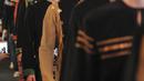 Sejumlah model berjalan di atas catwalk memperagakan busana muslim rancangan Itang Yunasz bertajuk Puspa Ragam Andalas di Pusat Grosir Blok B Tanah Abang, Jakarta, Kamis (30/4/2015). (Liputan6.com/Herman Zakharia)