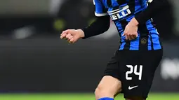 Gelandang Inter Milan, Christian Eriksen mengumpan bola saat bertanding melawan Fiorentina pada perempat final Coppa Italia di stadion San Siro, Milan, Rabu (29/1/2020). Inter kabarnya harus mengeluarkan uang 20 juta euro untuk Christian Eriksen. (AFP Photo/Miguel Medina)