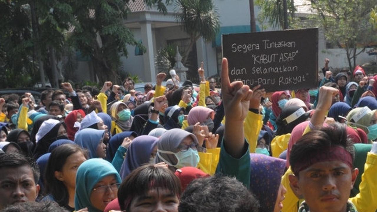 Ratusan mahasiswa gelar 'Sidang Rakyat' di depan Istana Merdeka