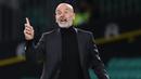 Pelatih AC Milan, Stefano Pioli, memberikan arahan kepada pemainnya saat menghadapi Celtic pada laga Grup H Liga Europa 2020/2021 di Celtic Park Stadion, Jumat (23/10/2020). AC Milan menang 3-1 atas Celtic. (AFP/Russell Cheyne/pool)