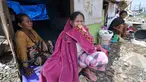 Warga Bongkaran Tanah Abang memanfaatkan puing-puing untuk membuat 'rumah darurat', Kawasan Bongkaran, Tanah Abang, Jakarta, Rabu (21/1/2015). (Liputan6.com/Miftahul Hayat)