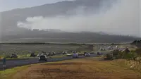 Asap berhembus melintasi lereng gunung berapi Haleakala di Maui, Hawaii, saat api membakar wilayah pedalaman Maui pada Selasa, 8 Agustus 2023. (Matthew Thayer/The Maui News via AP)