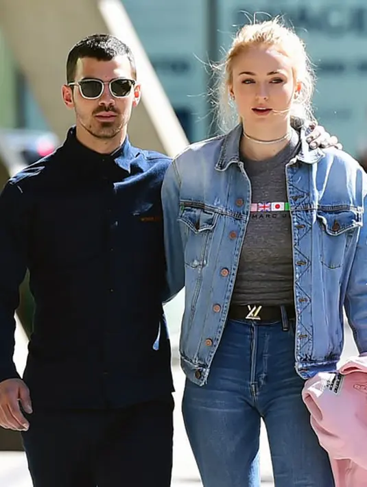 Seperti sekarang ini, ketika Sophie sedang berbahagia lantaran sudah bertunangan dengan sang kekasih, Joe Jonas, Maisie pun juga ikut merasakannya. Ia mengunggah foto yang sama dengan Sophie dan Joe. (Doc. Aceshowbiz)