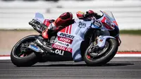 Aksi pembalap Gresini Racing MotoGP Fabio Di Giannantonio menunggangi Ducati Desmosedici GP22.
