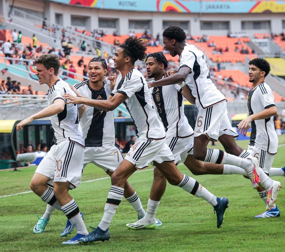 Timnas Jerman U-17 tampil menggila saat menghadapi Venezuela U-17 dalam matchday ketiga Piala Dunia&nbsp;U-17 2023 di Jakarta International Stadium, Sabtu (18/11/2023). Pasukan Der Panzer menang tiga gol tanpa balas dalam duel tersebut.