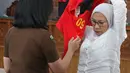 Terdakwa kasus dugaan penyebaran berita bohong atau hoaks Ratna Sarumpaet memakai rompi tahanan usai menjalani sidang lanjutan di PN Jakarta Selatan, Selasa (18/6/2019). Sidang tersebut beragenda pembacaan pledoi atau nota pembelaan dari terdakwa. (Liputan6.com/Herman Zakharia)