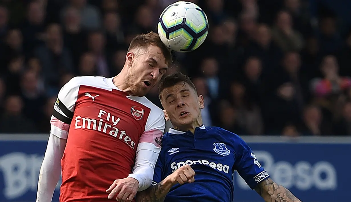 Aaron Ramsey. Gelandang Wales yang telah memperkuat Arsenal selama 11 musim mulai 2008/2009 ini dilepas secara gratis ke Juventus pada awal musim 2019/2020. Hal ini terjadi lantaran pihak klub menolak gaji yang diminta Aaron Ramsey sebesar 400 ribu pound per pekan. (AFP/Oli Scarff)