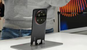 Penampakan Xiaomi 15 Ultra yang siap meluncur di Indonesia dalam waktu dekat. (Liputan6.com/Agustinus M. Damar)