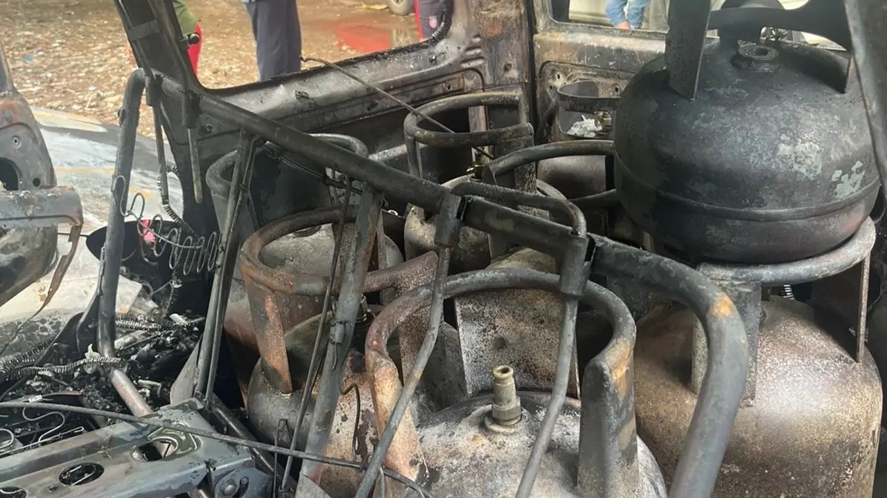 Isi dalam mobil yang terbakar di area parkiran mobil di Jalan Raya Karang Anyar, Sawah Besar, Jakarta Pusat.