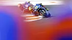 Pembalap Suzuki, Joan Mir, dibuntututi Alex Rins, saat beraksi pada balapan MotoGP Eropa di Sirkuit Ricardo Tormo, Valencia, Minggu (8/11/2020). Joan Mir finis pertama dengan catatan waktu 41 menit 37,297 detik. (AP/Alberto Saiz)