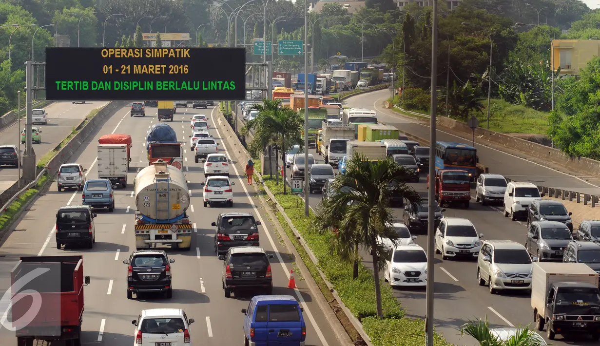Pengendara melintas di jalan Tol Lingkar Luar Seksi Pondok Pinang-Jagorawi, Jakarta, Rabu (16/3/2016). Keputusan pengalihan pengelolaan JORR S Pondok Pinang-Jagorawi berdasar SK Mahkamah Agung No: 720K/Pid/2001. (Liputan6.com/Helmi Fithriansyah)