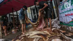 Untuk kulit hewan kurban sapi, pihak pengepul memberi harga Rp4.000 hingga Rp5.000 per kilo. (Liputan6.com/Angga Yuniar)