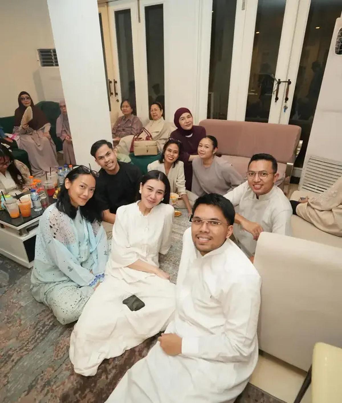 13 Potret Ruang Keluarga di Rumah Reza Artamevia, Jadi Tempat Kumpul saat Lebaran