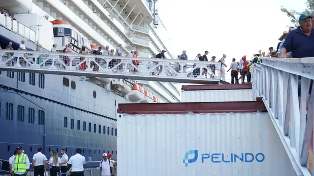 Kapal Cruise Celebrity Solstice.