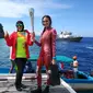 Tri Suswati (kiri) bersama artis Nadine Chandrawinata ikut menyelam membawa obor Asian Games 2018 di Raja Ampat, Kamis (26/7/2018). (Dok. Div Humas Polri)