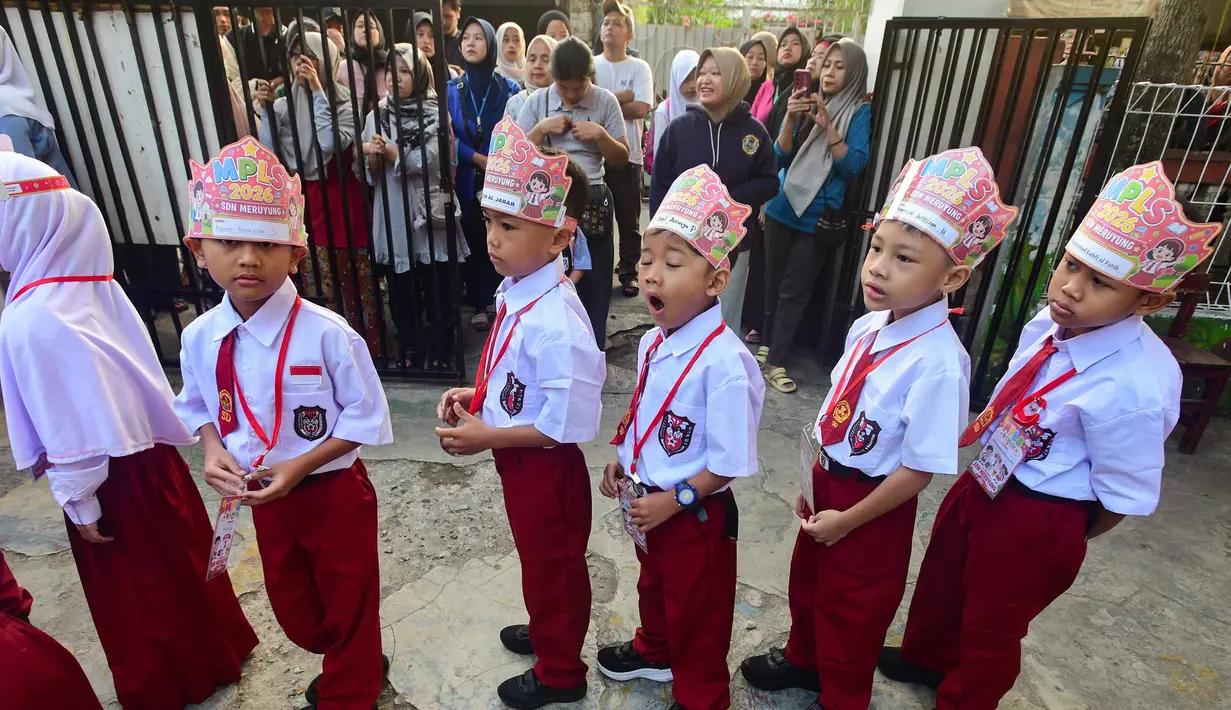 Murid baru kelas satu saat mengikuti pelaksanaan MPLS (Masa Pengenalan Lingkungan Sekolah) di SDN Meruyung, Depok, jawa Barat, Senin, 13 Juli 2007. (KLY/ Arie Basuki)