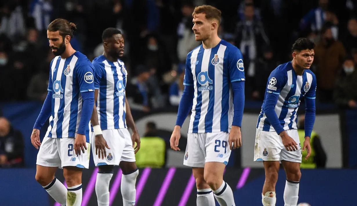 Tuan rumah FC Porto mendapatkan gol hiburan ketika laga memasuki menit 90+6 lewat tendangan penalti Sergio Oliveira. Mereka harus tertunduk 1-3 usai wasit meniup peluit panjang tanda berakhirnya pertandingan. (AFP/Miguel Riopa)
