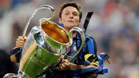 1. Javier Zanetti (Inter Milan) - Kapten Nerazzurri saat meraih Treble Winner musim 2009/10 itu layak mendapatkan penghargaan dari klub. Selain nomor empat dipensiunkan, ia juga diberi jabatan wakil presiden Inter Milan. (AFP/Christophe Simon)
