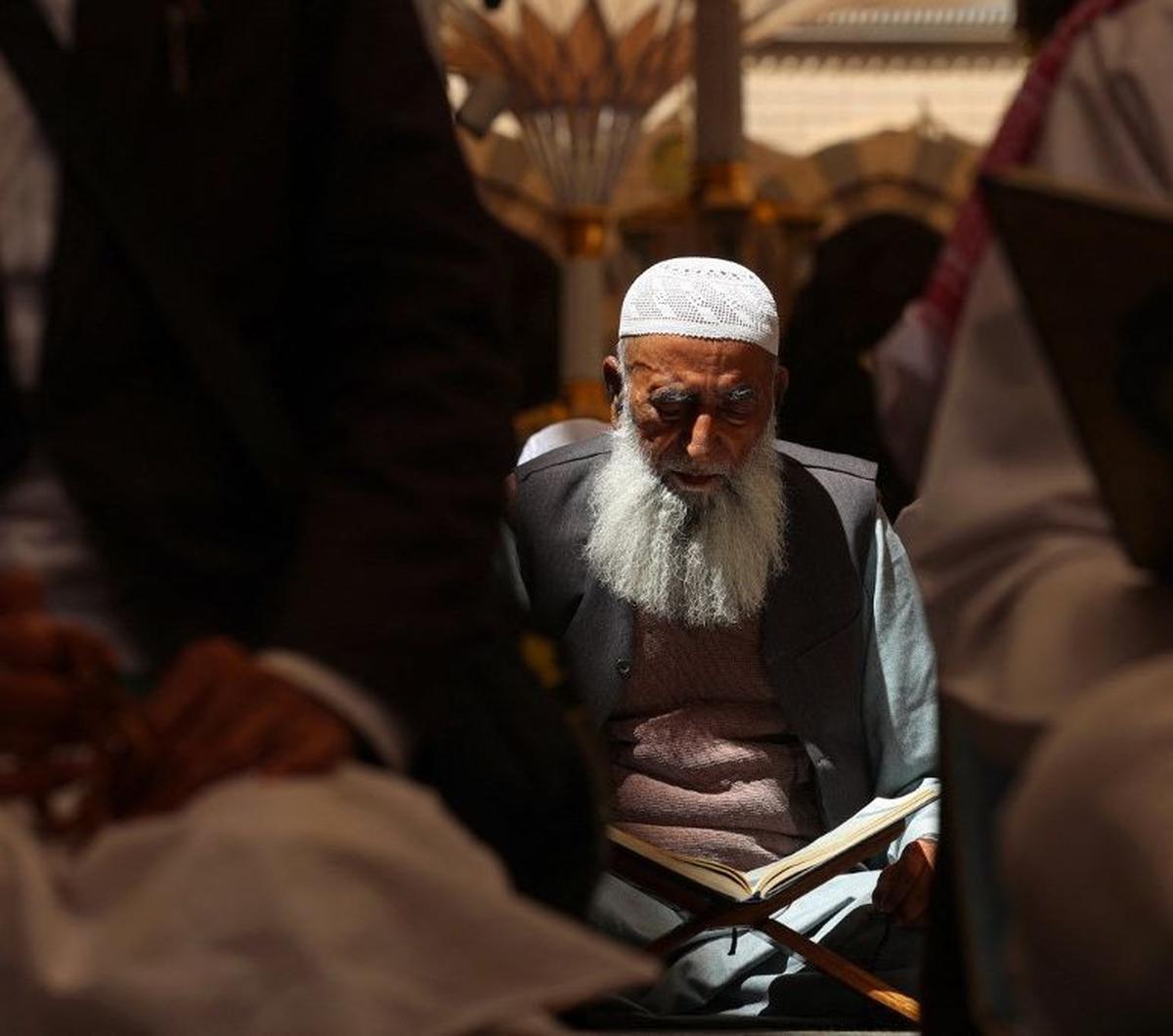 Seorang umat Islam melakukan tadarus Alquran saat mengisi waktu bulan suci Ramadan di Masjid Nabawi, Madinah, Arab Saudi, Kamis (4/4/2024). Masjid Nabawi merupakan salah satu masjid paling penting bagi umat Islam. Maka tak heran jika masjid tersebut selal