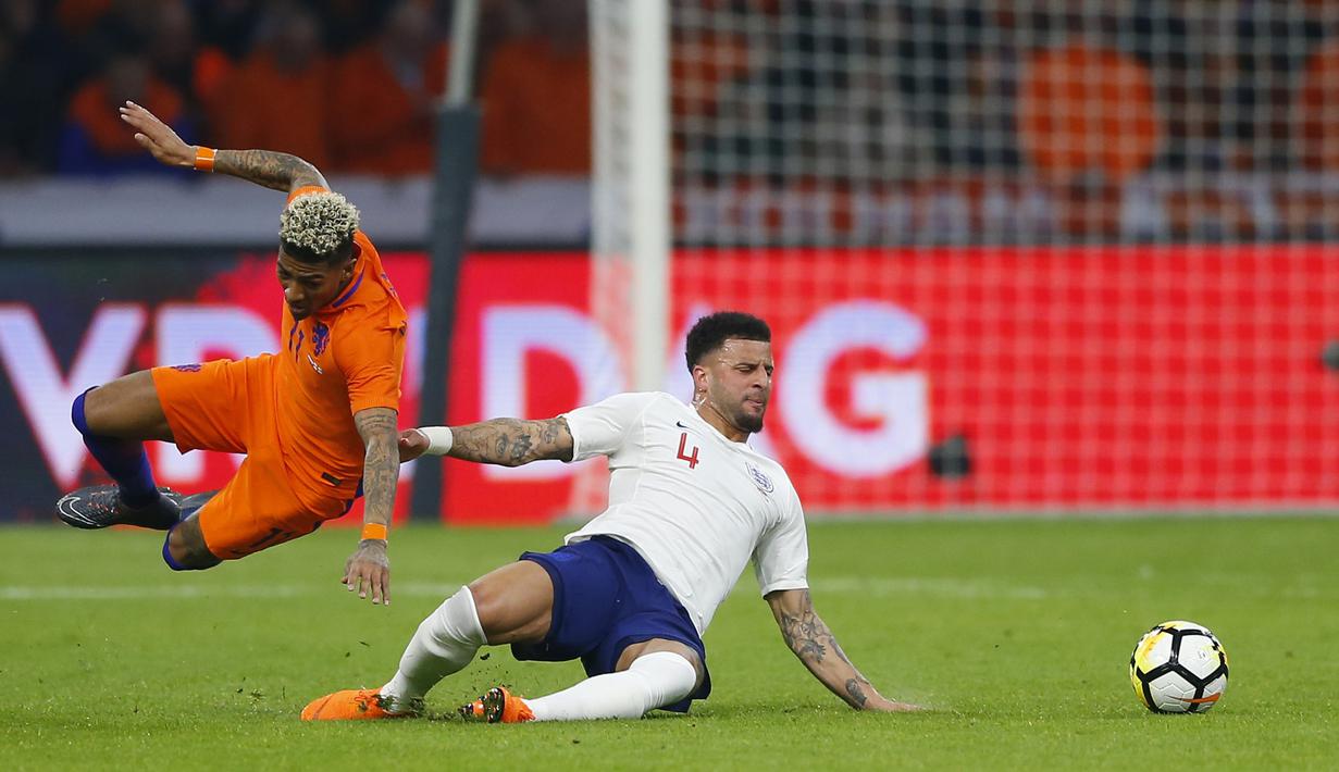 Aksi pemain Inggris, Kyle Walker (kanan) menghalau bola dari pemain Belanda, Patrick van Aanholt pada laga uji coba di Amsterdam Arena, Amsterdam, (23/3/2017). Inggris menang 1-0. (AP/Peter Dejong)