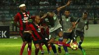 Persela Lamongan bermain imbang tanpa gol melawan Persipura Jayapura pada laga perdana Jakajaya Friendly Game di Stadion Surajaya, Lamongan, Jumat (9/3/2018). (Bola.com/Aditya Wany)