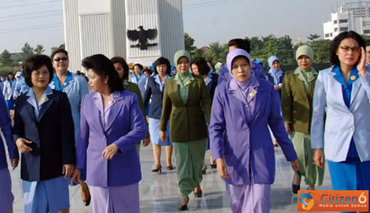 Citizen6, Bandung: Dalam rangka memperingati Hari Ulang Tahun ke-47 yang jatuh pada  14 April 2011, Dharma Pertiwi mengadakan ziarah ke Taman Makam Pahlawan (TMP) Kalibata, Rabu (13/4).(Pengirim: Badarudin Bakri Badar)
