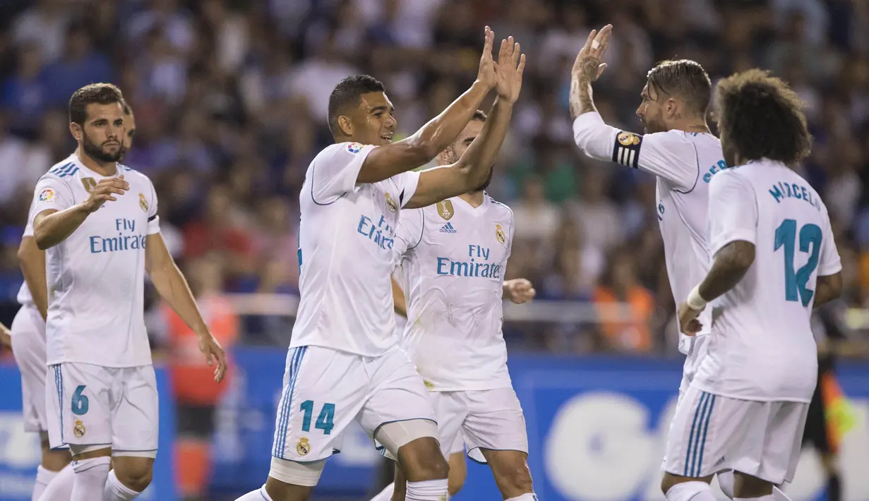 Para pemain Real Madrid merayakan gol yang dicetak oleh Casemiro ke gawang Deportivo La Coruna pada laga La Liga di Stadion Riazor, Senin (21/8/2017). Real Madrid menang 3-0 atas Deportivo La Coruna. (AP/Lalo R. Villar)