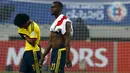 Gelandang Kolombia, Juan Cuadrado (kiri) bersama Jackson Martinez tertunduk lesu usai bertanding di Copa America 2015 di Stadion Municipal Bicentenario, Chili, (22/6/2015). Peru lolos ke perempat final Copa America 2015. (REUTERS/Henry Romero)