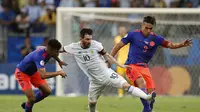 Aksi Lionel Messi saat melawan Kolombia. Sayangnya, Messi gagal mempersembahkan kemenangan untuk Argentina. Di laga pertama Grup B ini, Argentina kalah 0-2 dari Kolombia.(AP Photo/Natacha Pisarenko)